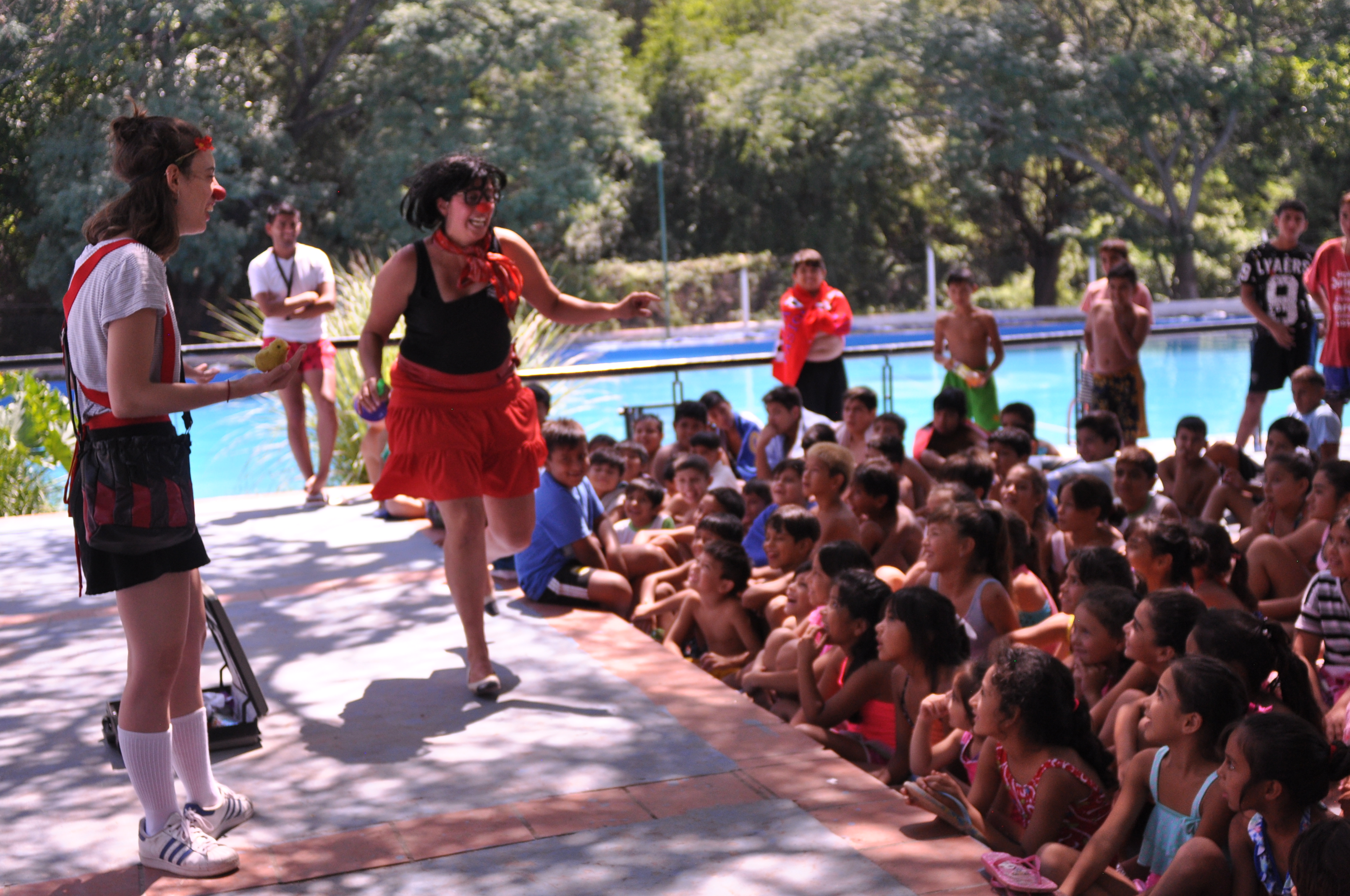 payasa corriendo con niños